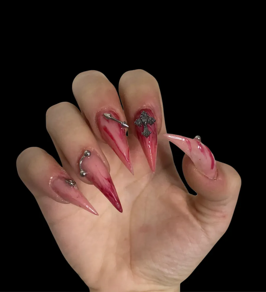 Acrygel stiletto avec piercings et croix